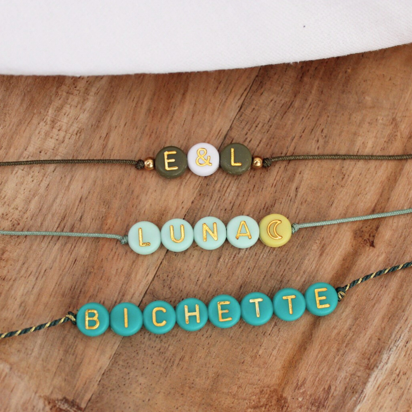 Bracelet Perles Lettres Personnalisé ~ perles vertes & dorées