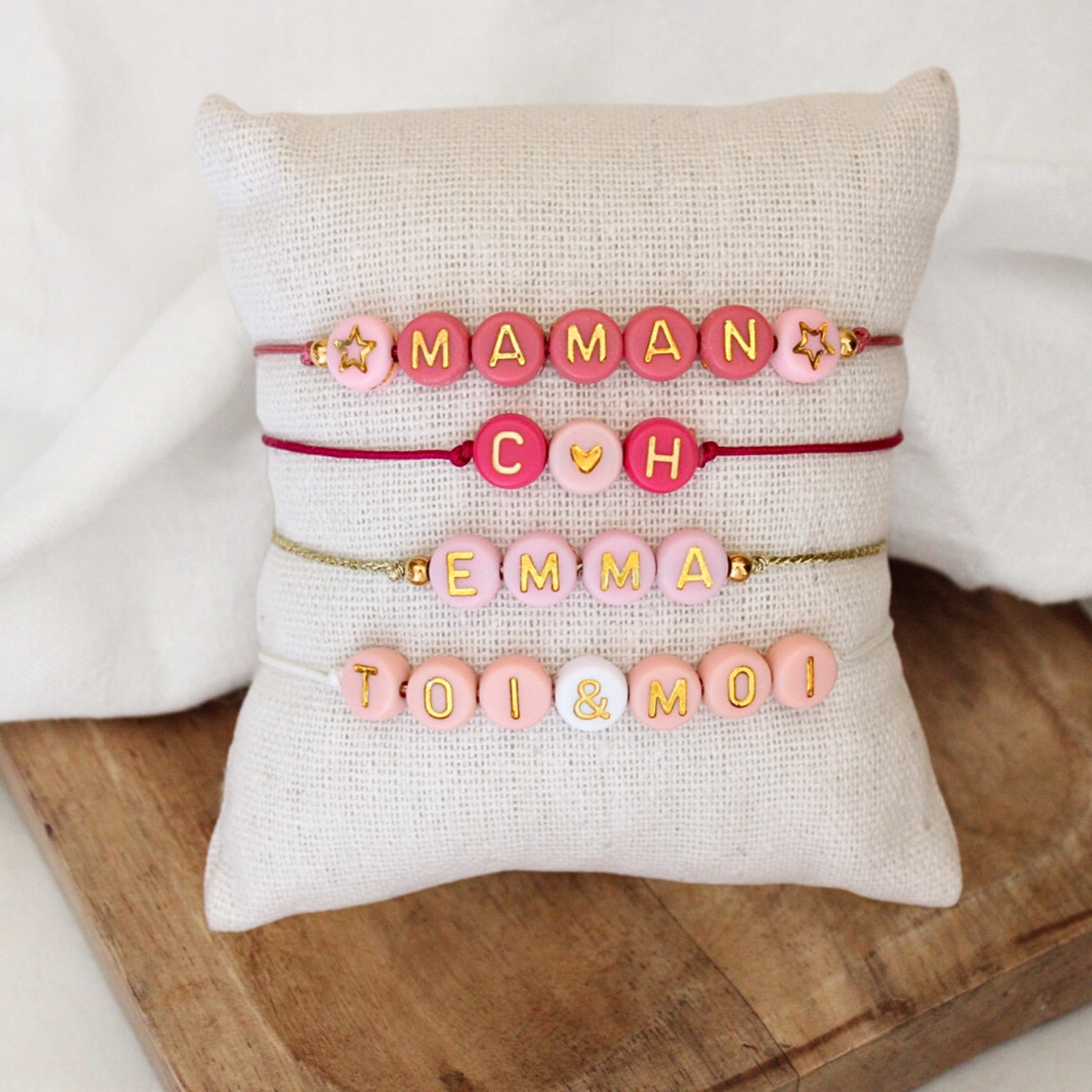 Bracelet Perles Lettres Personnalisé ~ perles roses & dorées