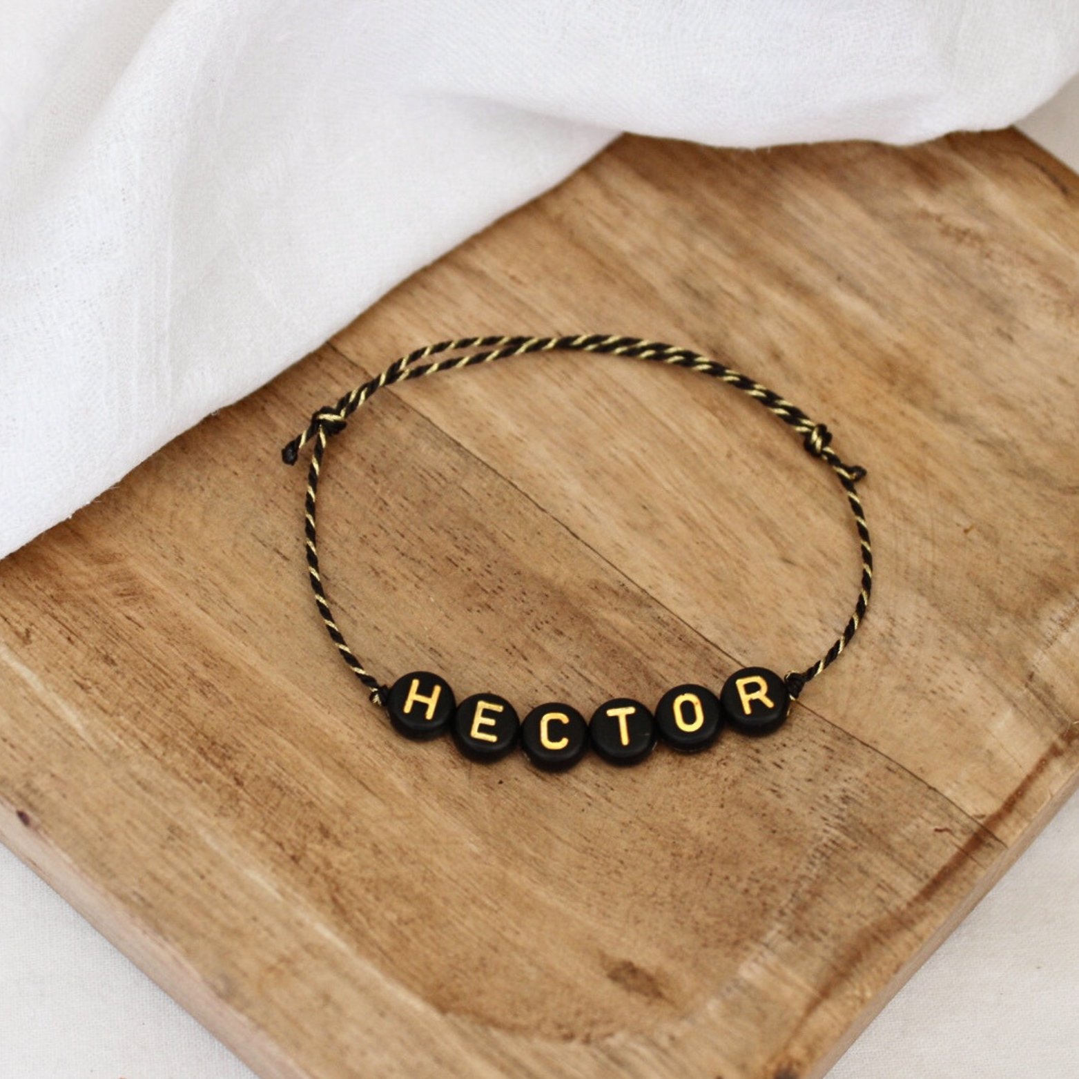 Bracelet Perles Lettres Personnalisé ~ perles noires & dorées