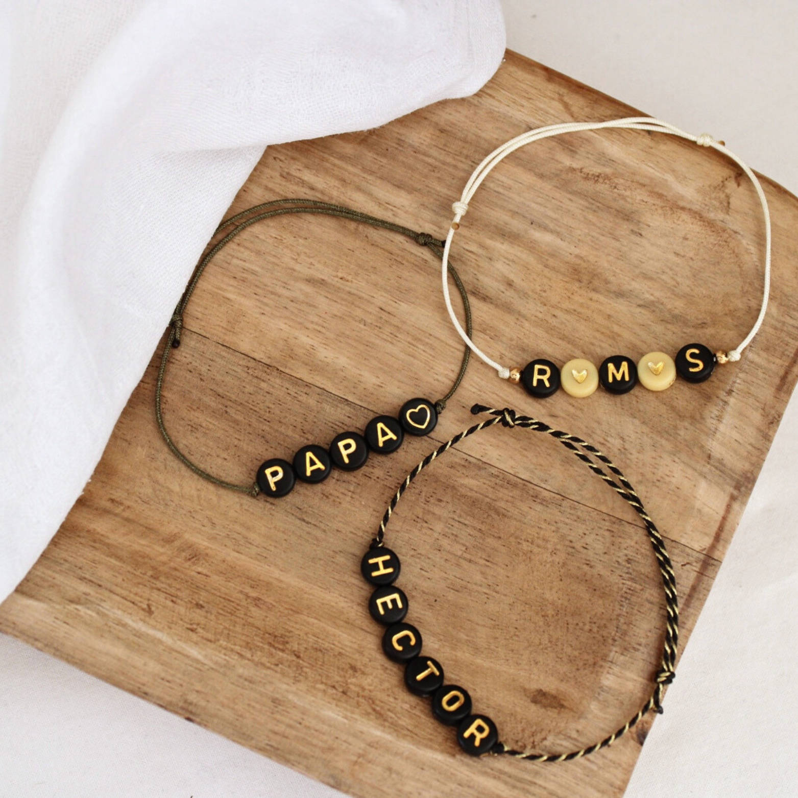 Bracelet Perles Lettres Personnalisé ~ perles noires & dorées