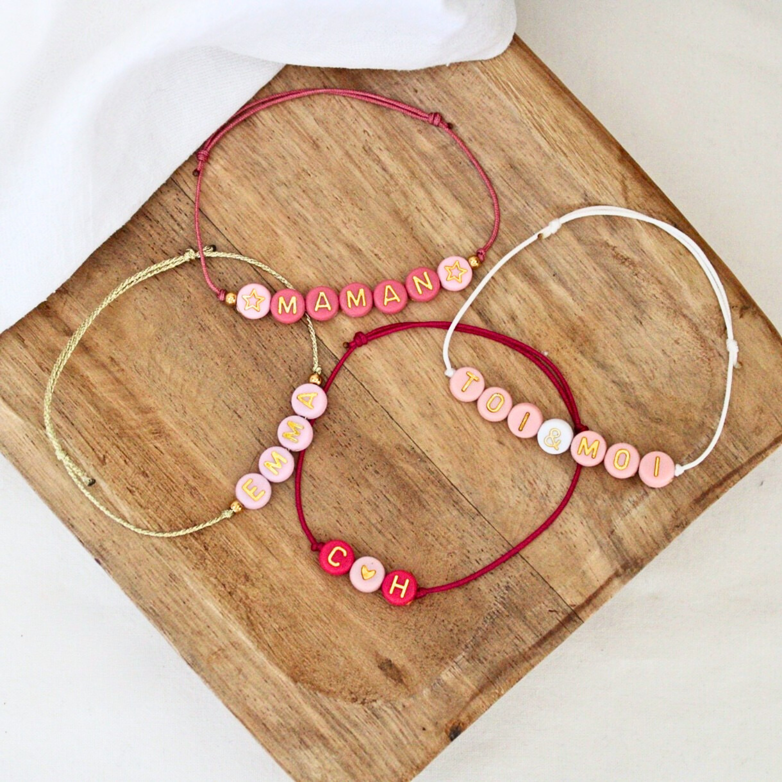 Bracelet Perles Lettres Personnalisé ~ perles roses & dorées