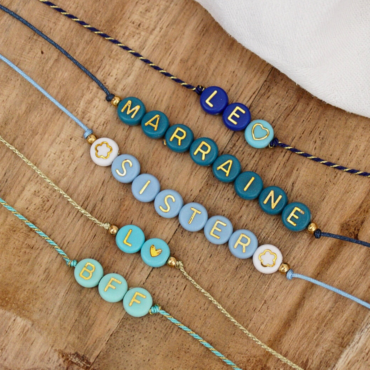 Bracelet Perles Lettres Personnalisé ~ perles bleues & dorées