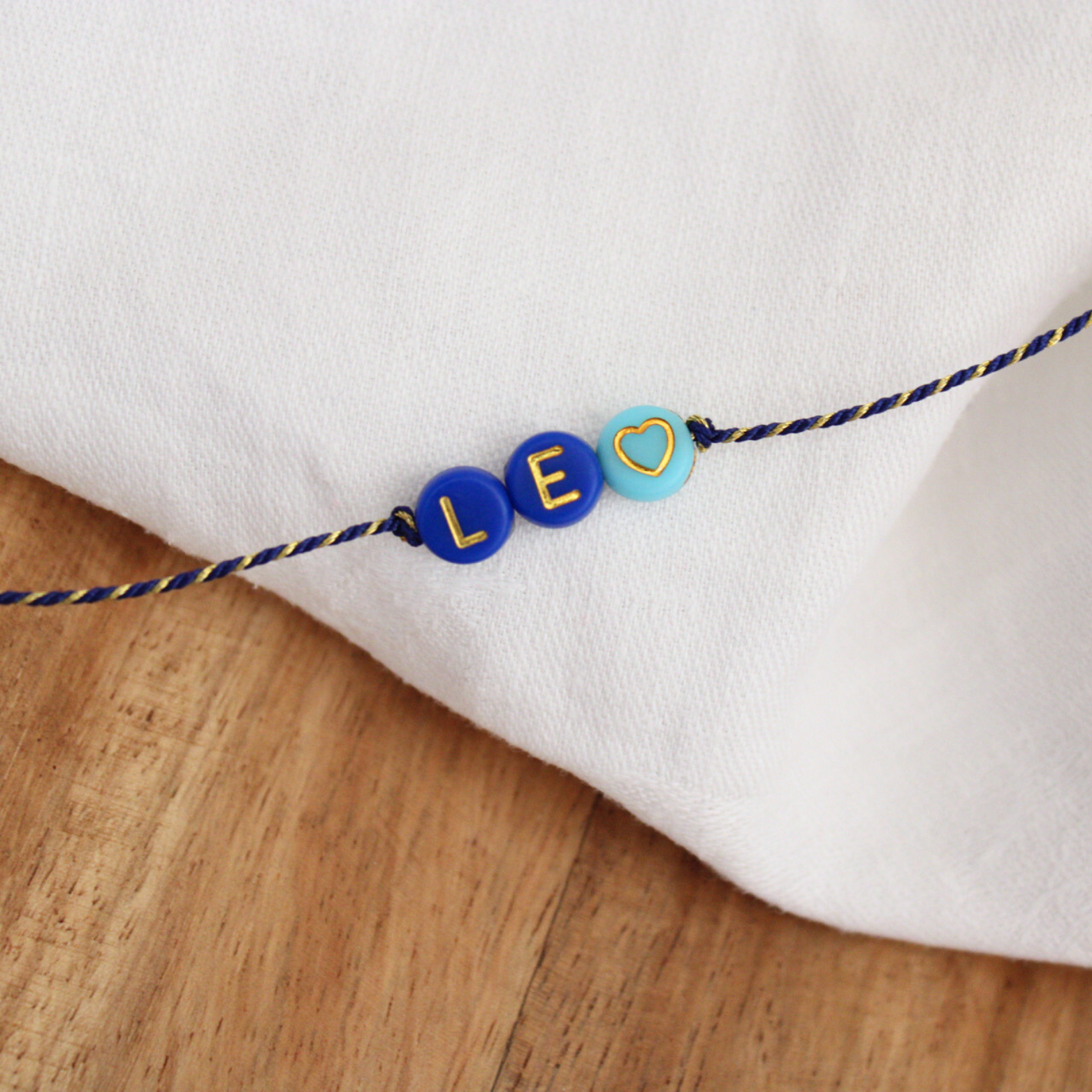 Bracelet Perles Lettres Personnalisé ~ perles bleues & dorées