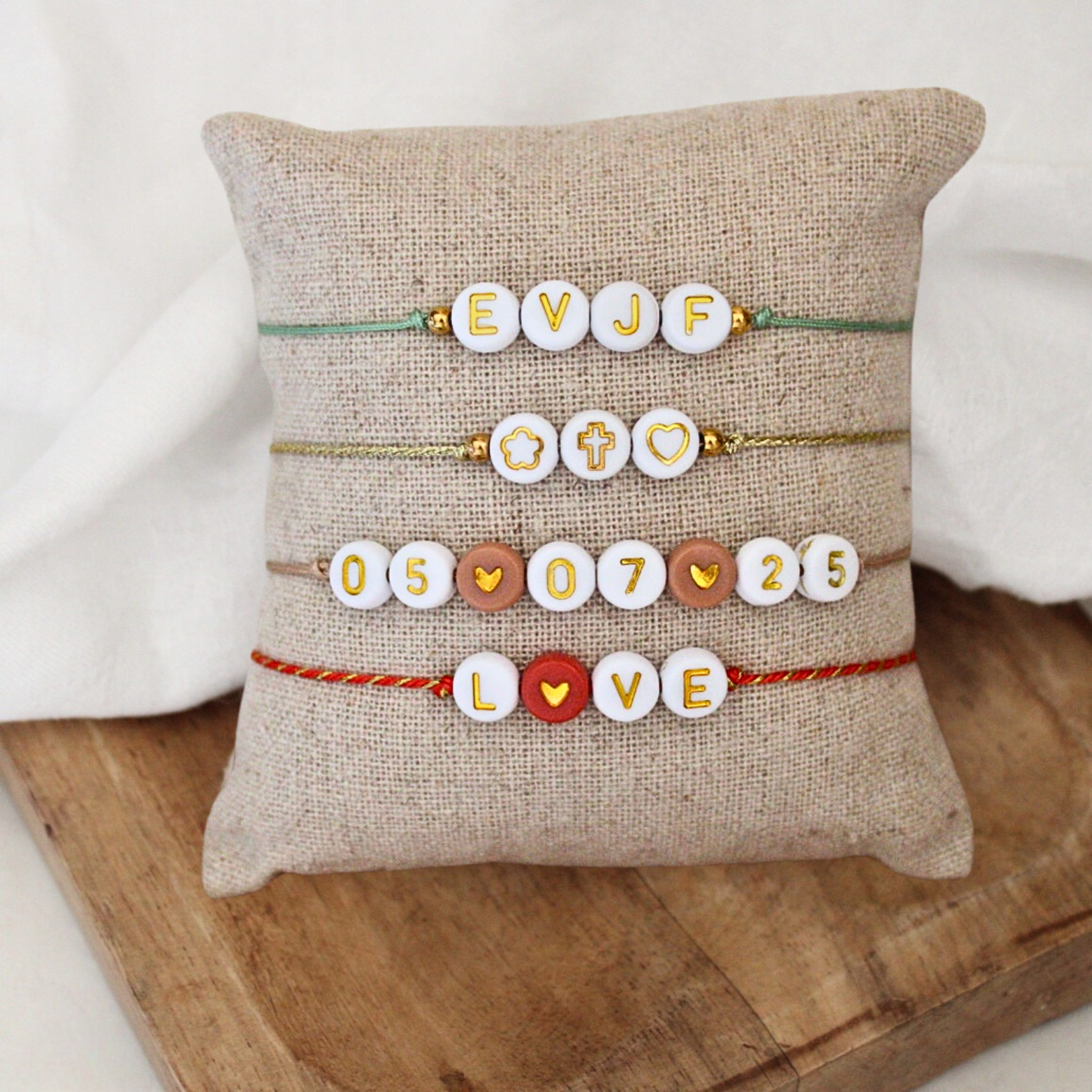 Bracelet Perles Lettres Personnalisé ~ blanches et dorées