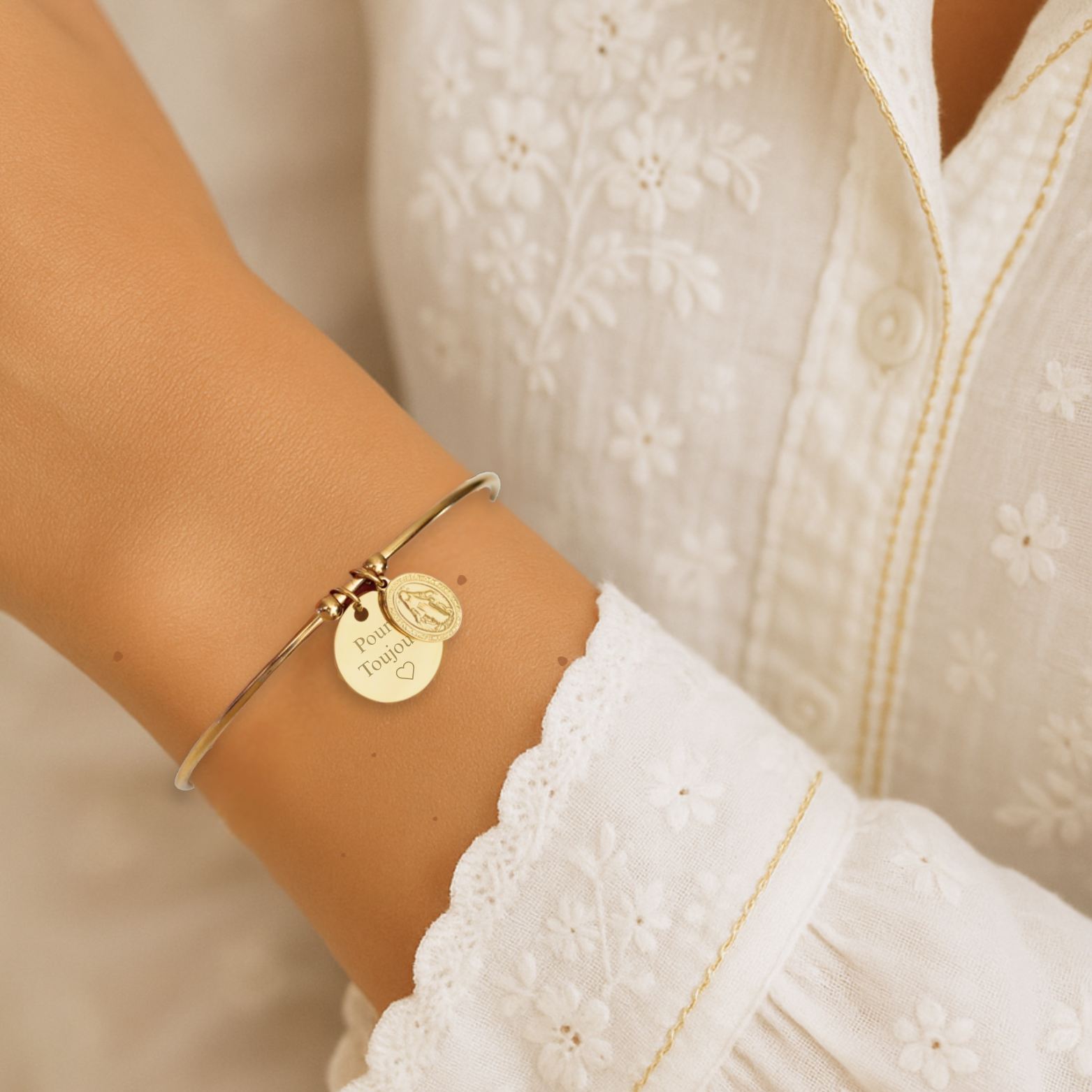 Bracelet Jonc ~ Jonc personnalisé médaille à graver et Vierge Marie ~