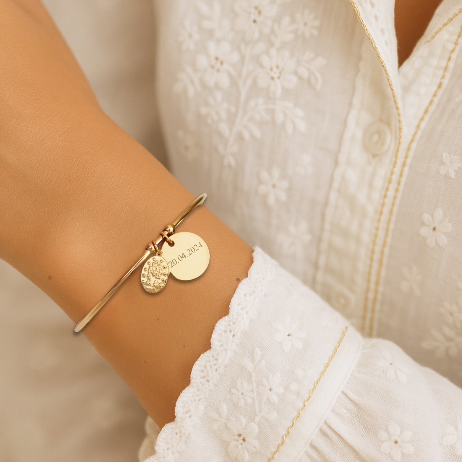 Bracelet Jonc ~ Jonc personnalisé médaille à graver et Vierge Marie ~