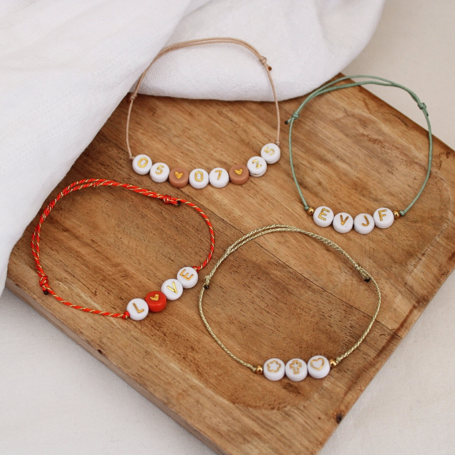 Bracelet Perles Lettres Personnalisé ~ blanches et dorées