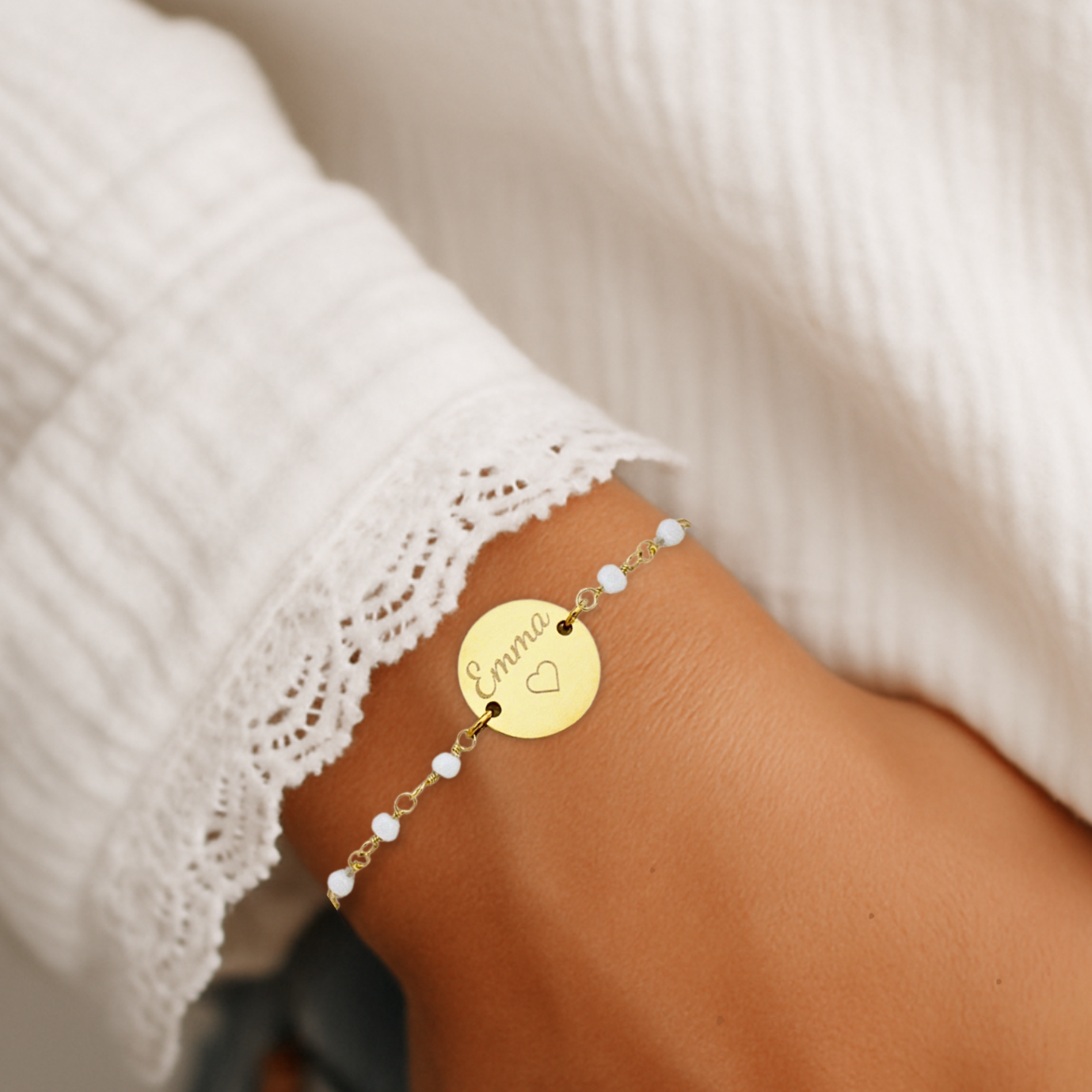 Bracelet personnalisé à graver perles facettées blanches