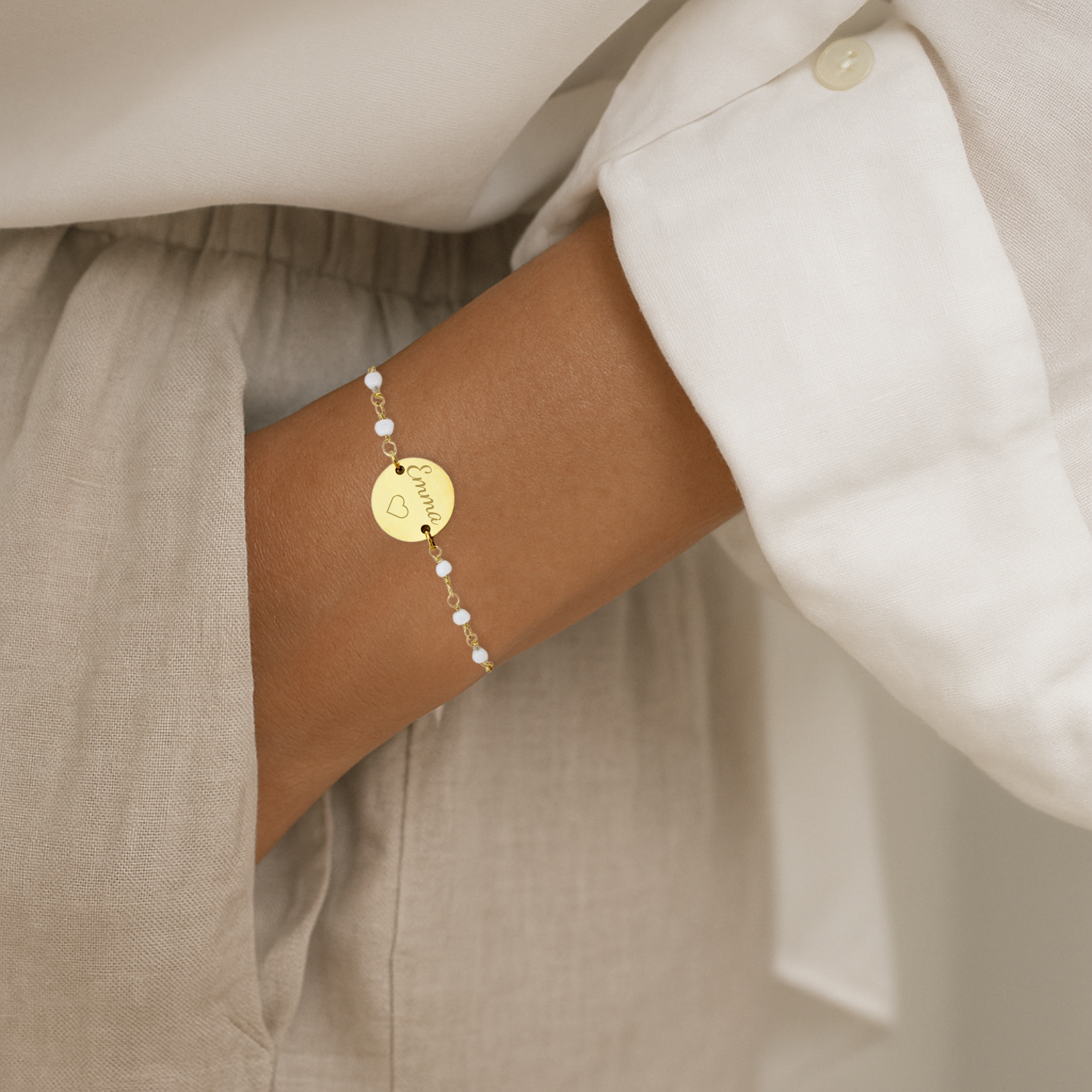 Bracelet personnalisé à graver porté Les Petites Perdrix