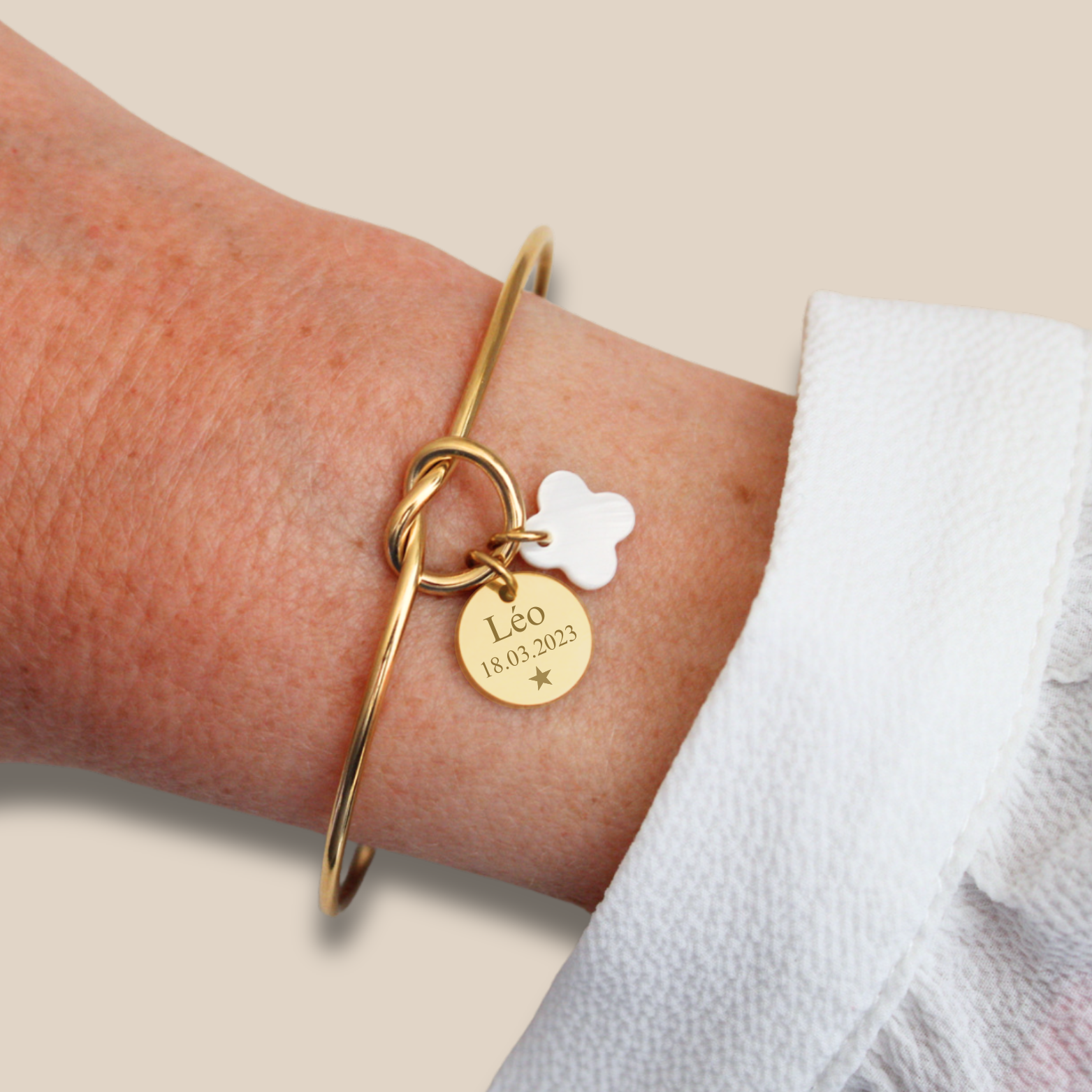 Bracelet Jonc ~ Jonc nœud personnalisé médaille à graver et trèfle en nacre ~