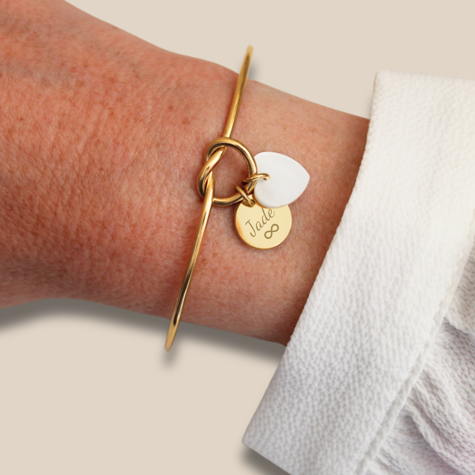 Bracelet Jonc ~ Jonc nœud personnalisé médaille à graver et cœur en nacre ~