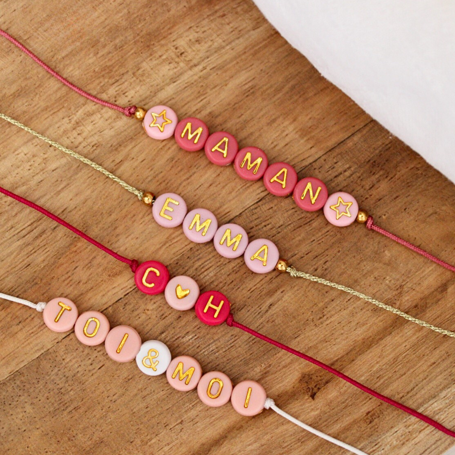 Bracelet Perles Lettres Personnalisé ~ perles roses & dorées